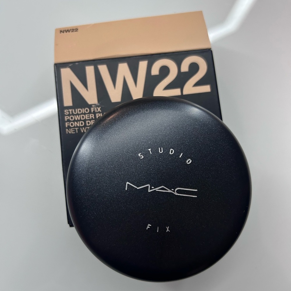 MAC Studio Fix Powder Plus Foundation NW22